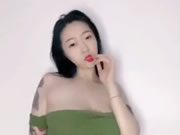 Châu Á Ngực to Cô Gái Khiêu vũ